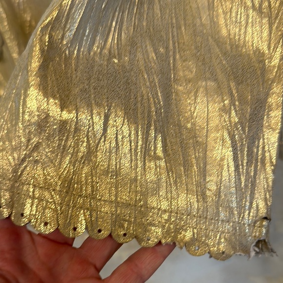 Metallic Gold Blazer with Structured Fit and Luxurious Material - Picture 6 of 9